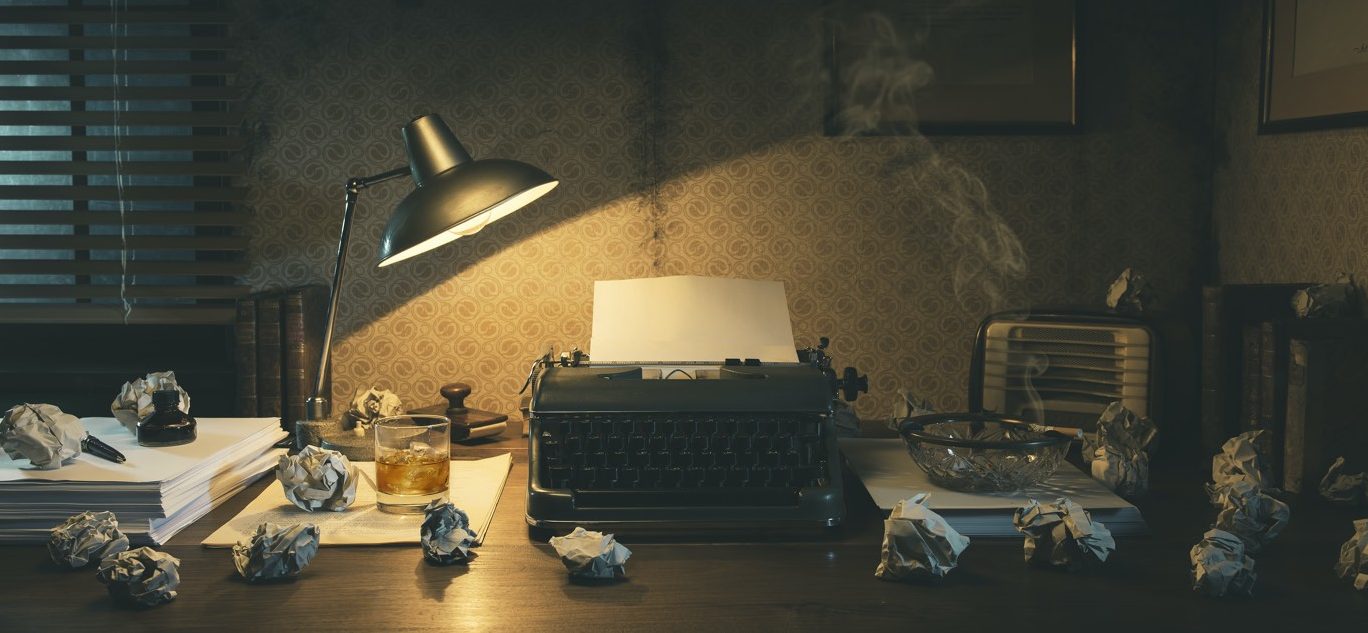Redaktion, Schreibtisch mit Schreibmaschine, Office desk with vintage typewriter and crumpled paper balls, creative block concept, 1950s film noir style