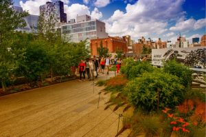 Der HighLine Park in New York. Die High Line ist ein beliebter
linearer Park, der auf den Hochbahngleisen
Gleisen über der Tenth Ave in New York