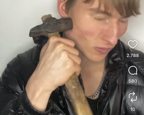 Looksmaxxing-Trend: Warum junge Männer sich für Schönheit ins Gesicht schlagen